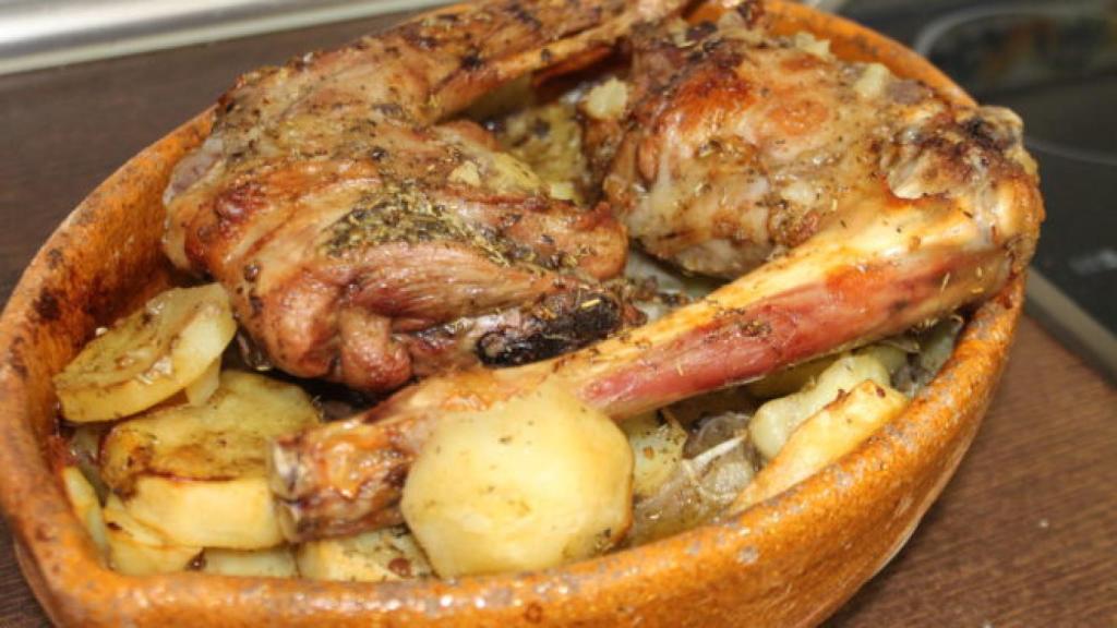 Una fuente de cabrito al horno.