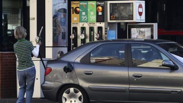 Imagen de un surtidor en la gasolinera.