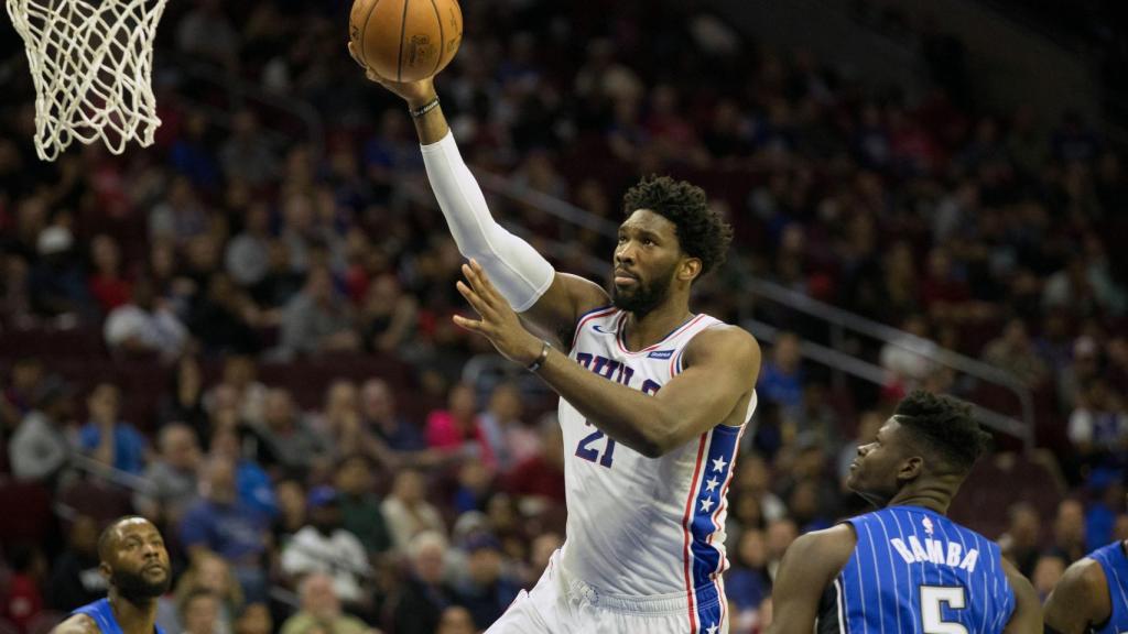 Joel Embiid en un partido de pretemporada