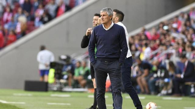 Quique Setién en la banda durante un partido. Foto: realbetisbalompie.es