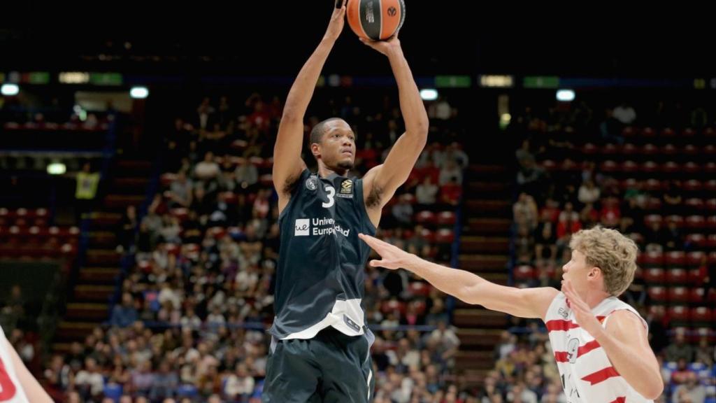 Randolph lanza ante la presión de un defensor. Foto: Twitter. (@ACBCOM)