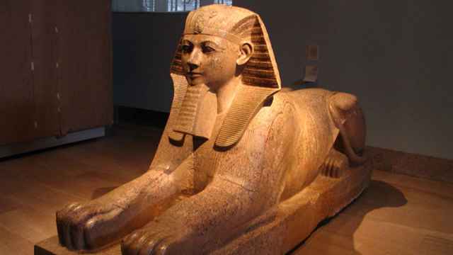 Esfinge de Hatshepsut representada con barba postiza faraónica.