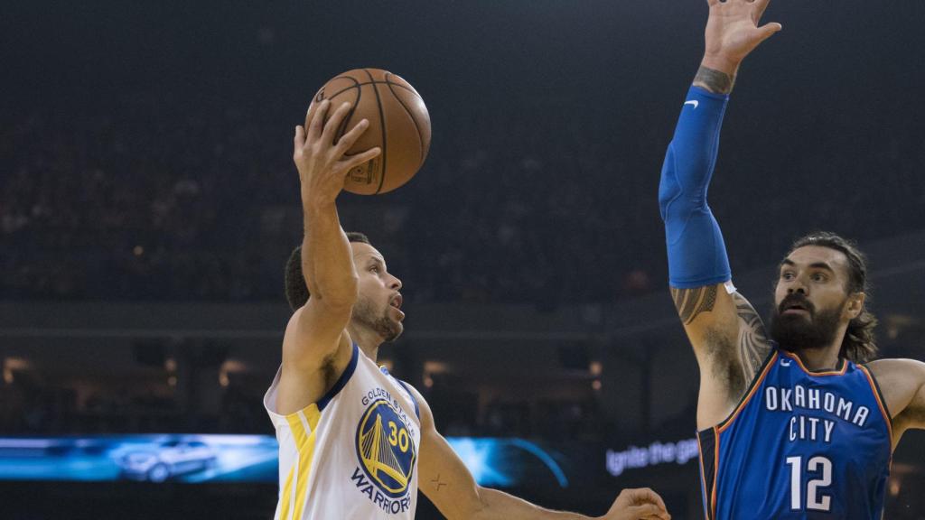 Stephen Curry y Steven Adams.