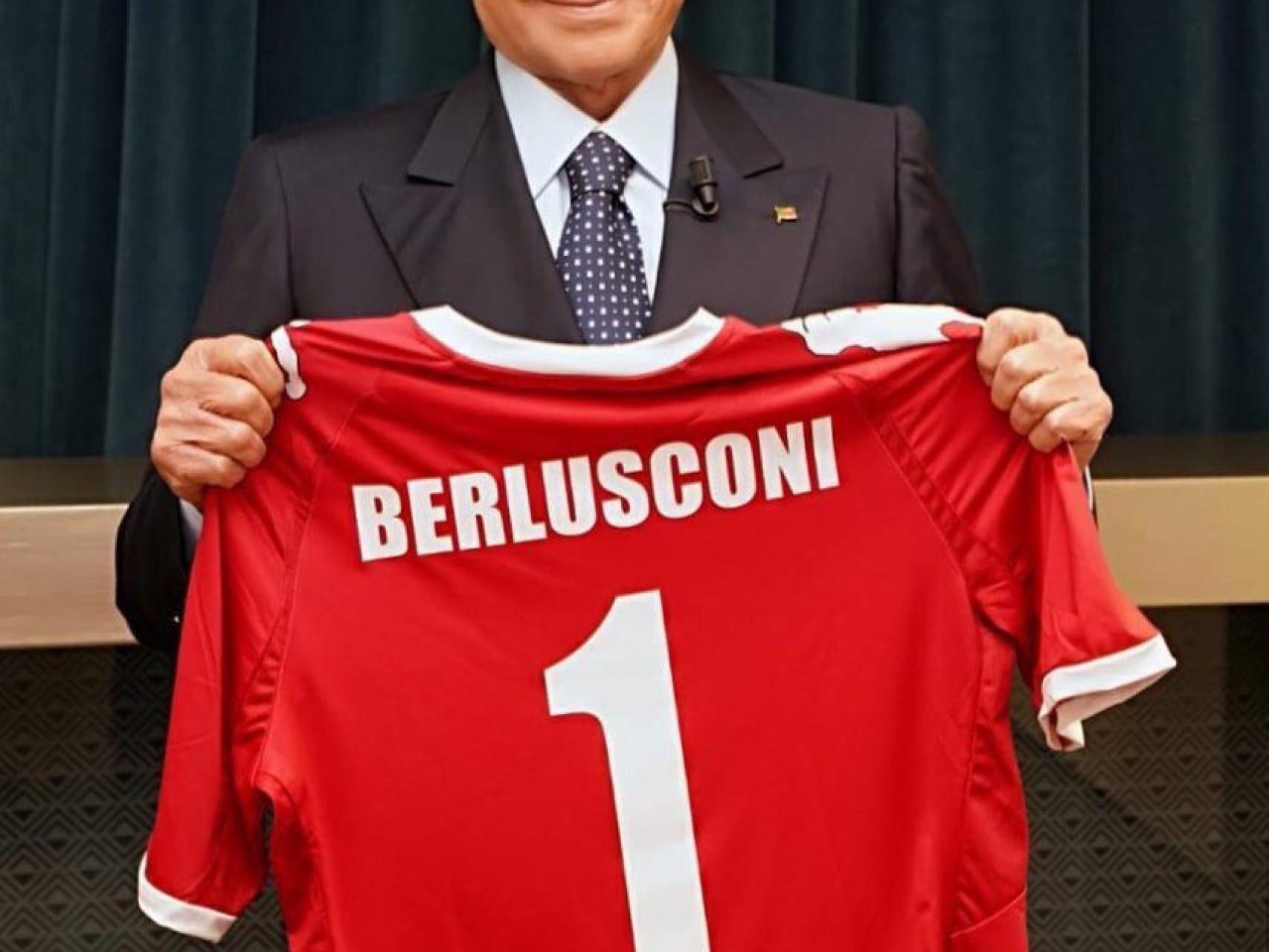 Silvio Berlusconi, posa con su nueva camiseta. Twitter: @berlusconi