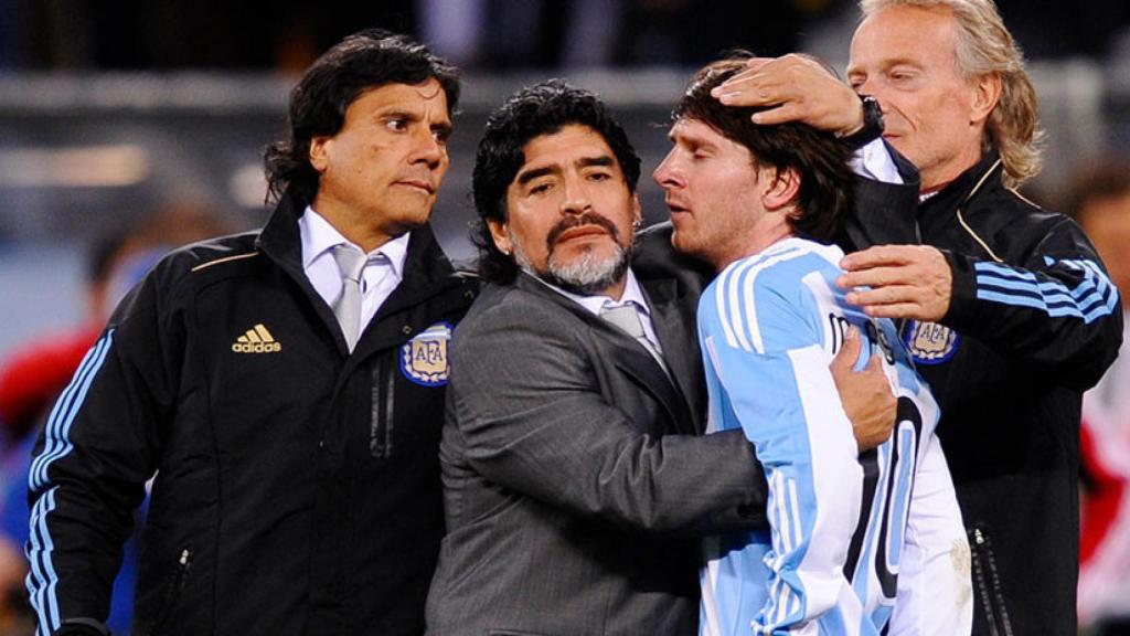 Maradona y Messi, en el Mundial de 2010.