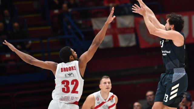 Llull lanzando un triple