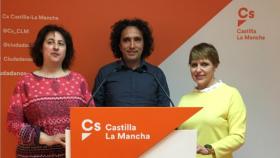 Mercedes Molinero, edil por Decisión Ciudadana y a la vez en Cs, José Luis Candil y Eva Ariza, coordinadora de Cs Ocaña.