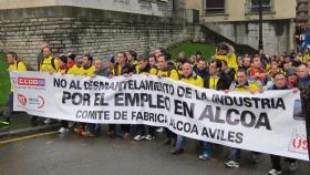Manifestantes de Alcoa contra el cierre de las plantas.