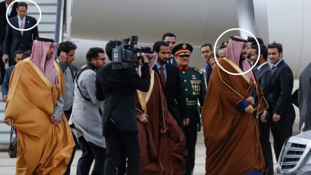 Mutreb (izda), en el aeropuerto de Barajas, con Mohamed bin Salman, a su llegada a Madrid.