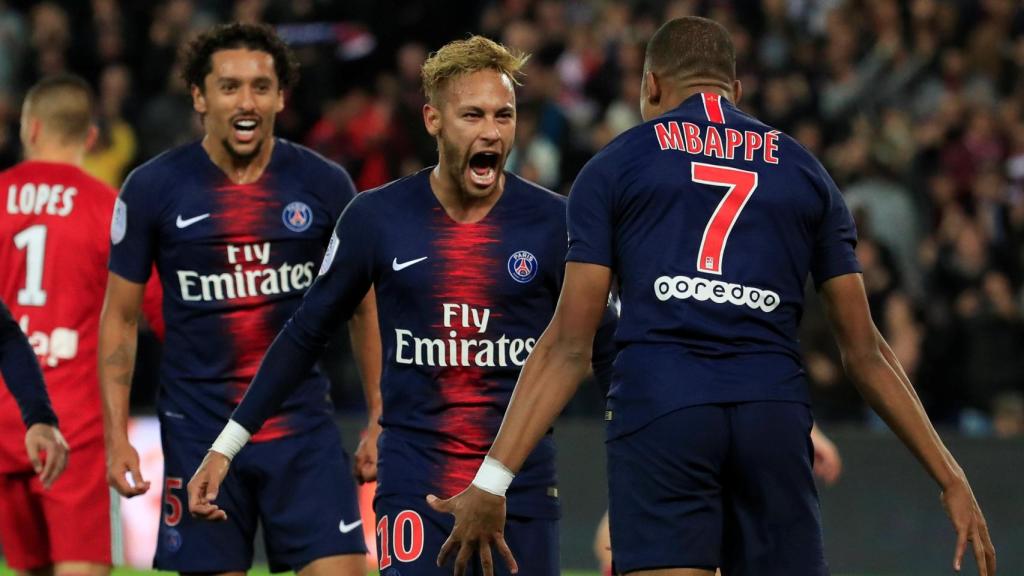 Neymar y Mbappé celebran un gol con el PSG