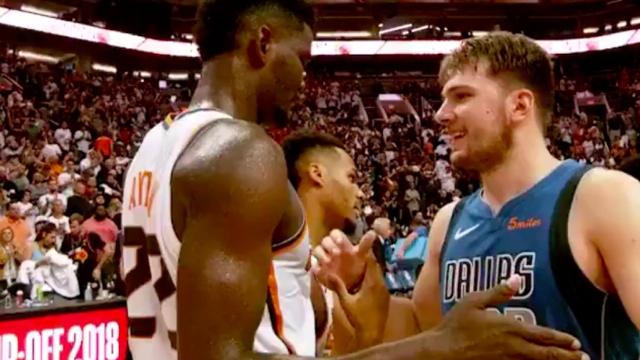 Deandre Ayton y Doncic se saludan tras el partido. Foto: Twitter (@NBA)