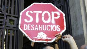 Cartel a favor de parar los desahucios en Pamplona.