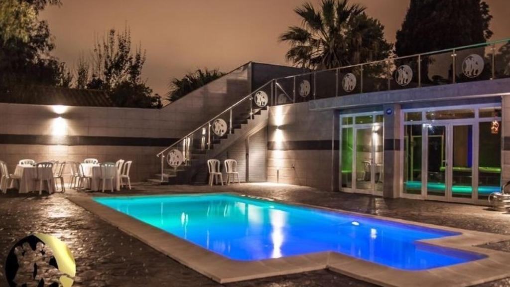 La piscina del chalet de intercambio de parejas.