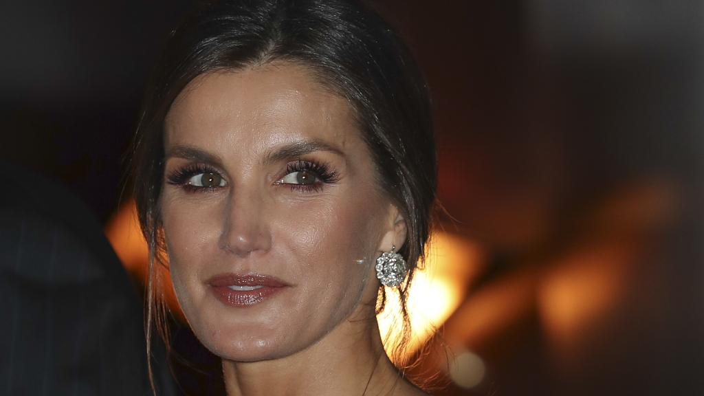 La reina Letizia con pendientes del joyero de pasar.