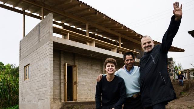 Miguel Bosé visitando la zona afectada por el terremoto.