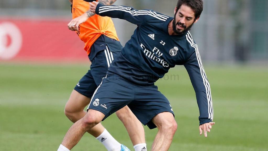 Isco y Toni Kroos disputan un balón durante un entrenamiento