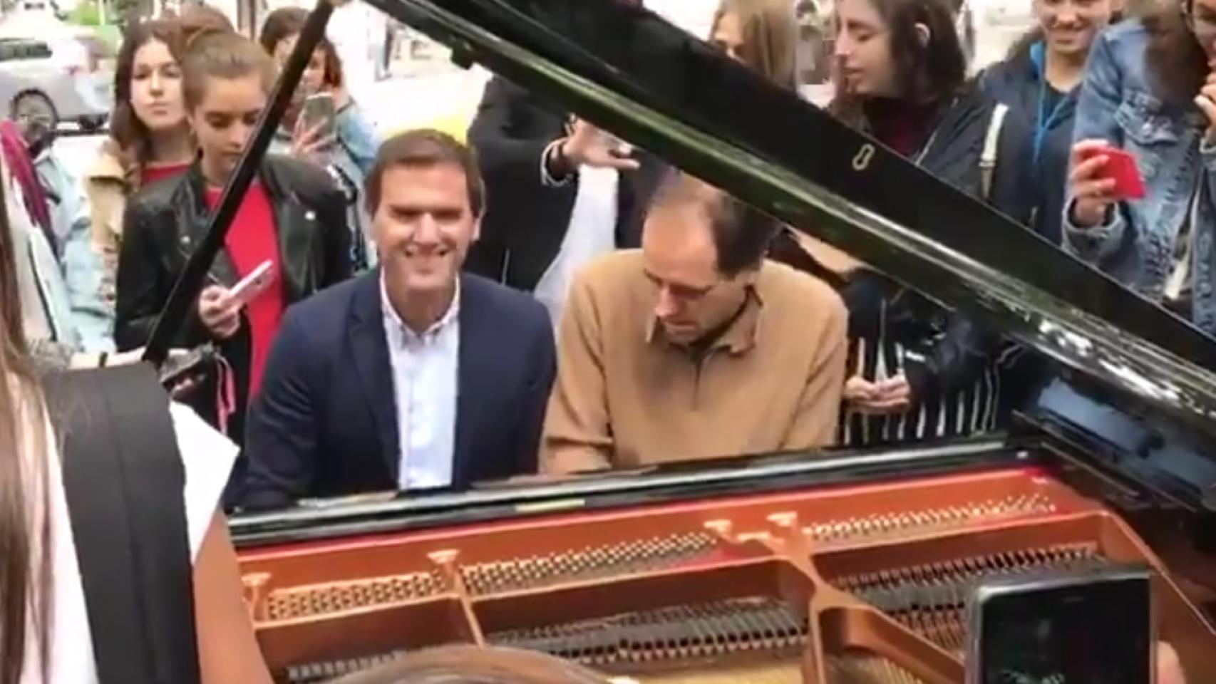 Rivera en la calle de Serrano tocando el piano.