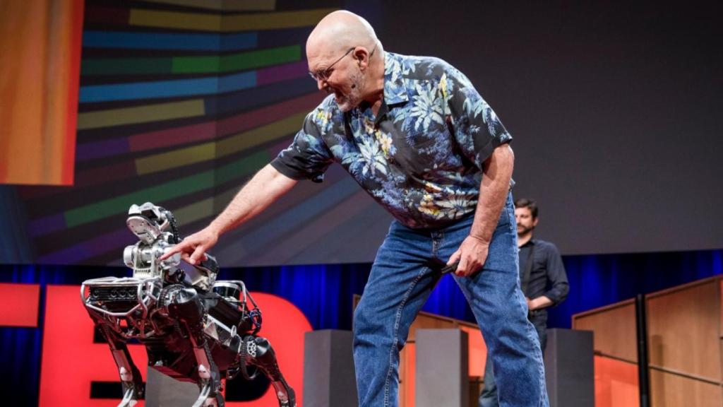 Marc Raibert, CEO de Boston Dynamics, con uno de sus robots, Spotmini.