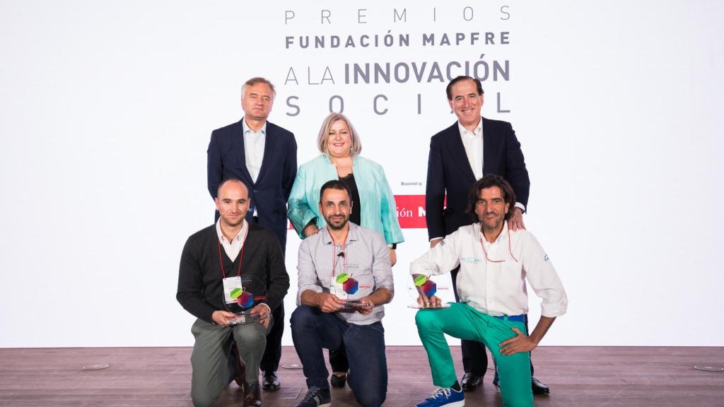 El Presidente de Fundación Mapfre, Antonio Huertas (a la derecha frente a la imagen, en la primera fila); Ana Lima, secretaria de Estado de Servicios Sociales (en el centro de la imagen, e Ignacio Baeza, Vicepresidente Primero de Fundación Mapfre (a la izquierda), junto a los tres premiados.