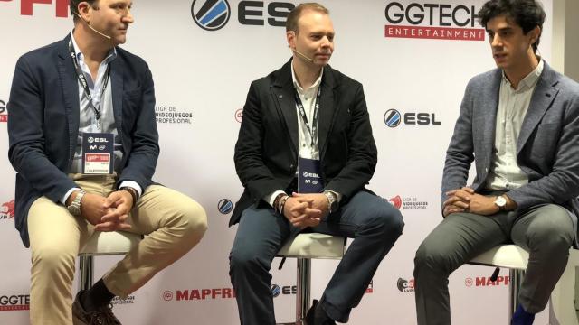 Raúl Costilla, Director General Comercial de Mapfre España, Alberto Martín, jefe comercial de ESL España y Néstor Santana, responsable del proyecto esports de Mapfre.