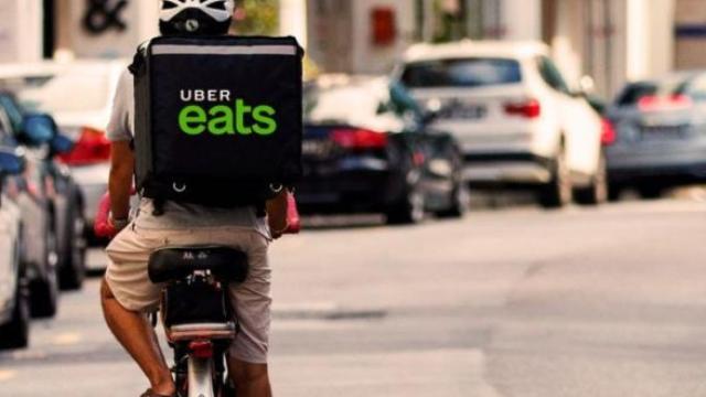 Un repartidor de Uber Eats.