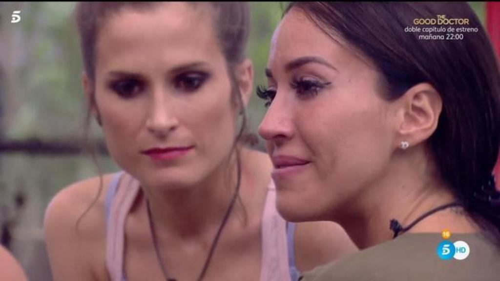 Aurah llorando junto a Verdeliss.