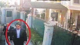 Maher Abdulaziz Mutreb, a la entrada del consulado de Arabia Saudí en Estambul el día de la desaparición del periodista Khashoggi.