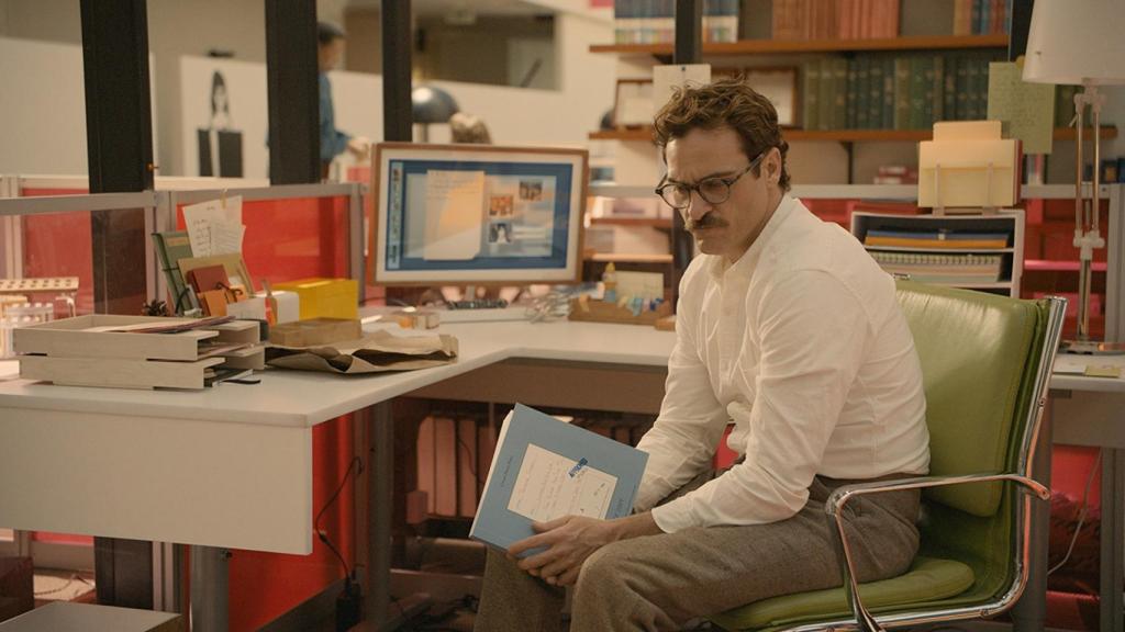 Theodore (Joaquin Phoenix) reflexiona en una escena de 'Her'