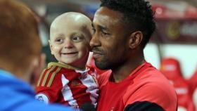 Defoe sostiene en brazos a Bradley Lowery. Foto: Instagram (@iamjermaindefoe)