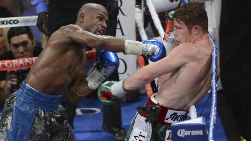 Mayweather golpea a 'Canelo', en el combate de 2013.