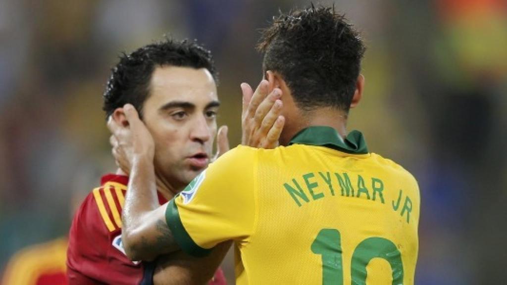 Xavi y Neymar, en un partido entre España y Brasil.