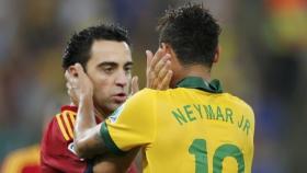 Xavi y Neymar, en un partido entre España y Brasil.