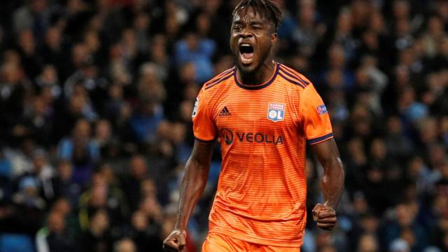 Maxwel Cornet celebra un gol con el Lyon