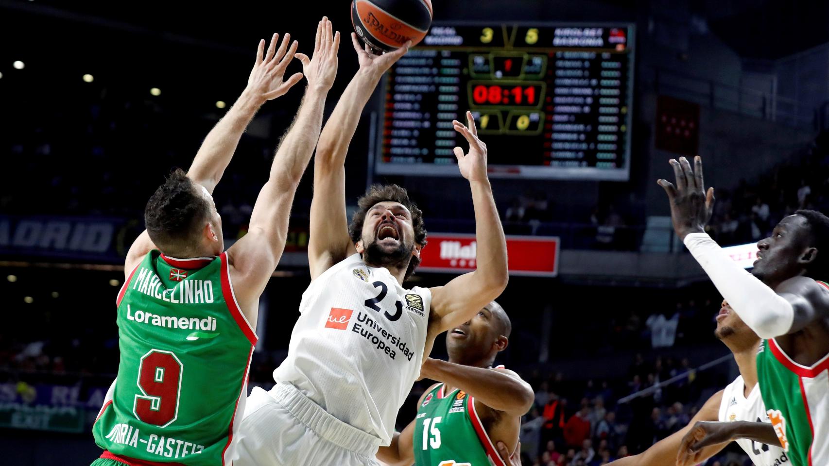 Llull lanza a canasta ante la oposición de un defensor