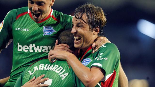 Los jugadores del Deportivo Alavés celebrando un gol