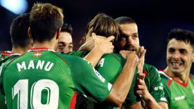 La plantilla del Alavés celebra un gol ante el Celta.