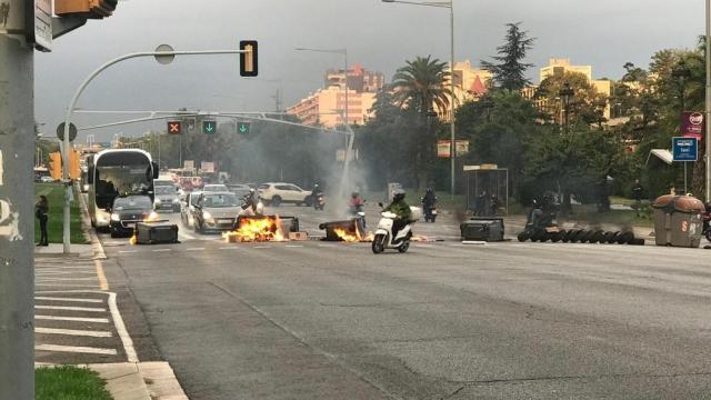 Imagen de la Diagonal, cerrada por los contenedores ardiendo.