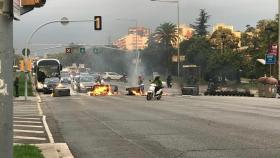 Imagen de la Diagonal, cerrada por los contenedores ardiendo.