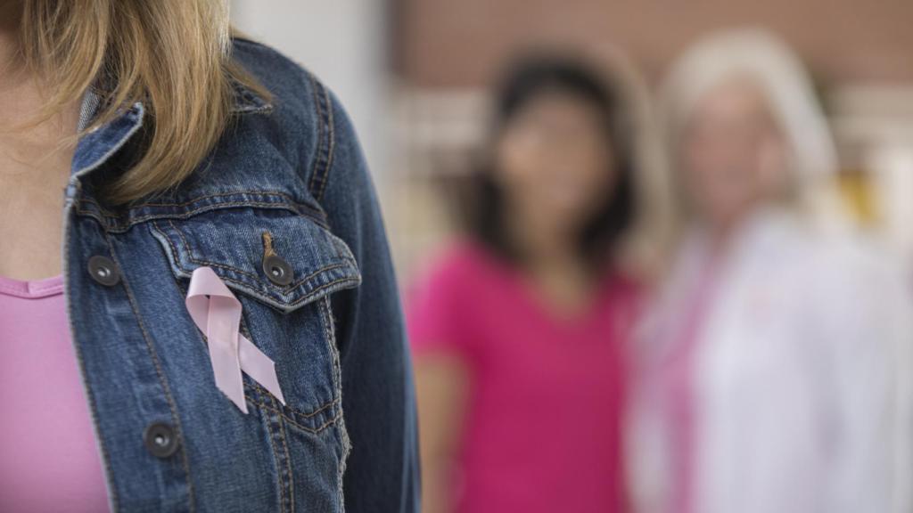 El lazo rosa prendido en la solapa es un símbolo internacional de lucha contra el cáncer de mama