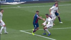 Mano de Varane sancionada por el VAR