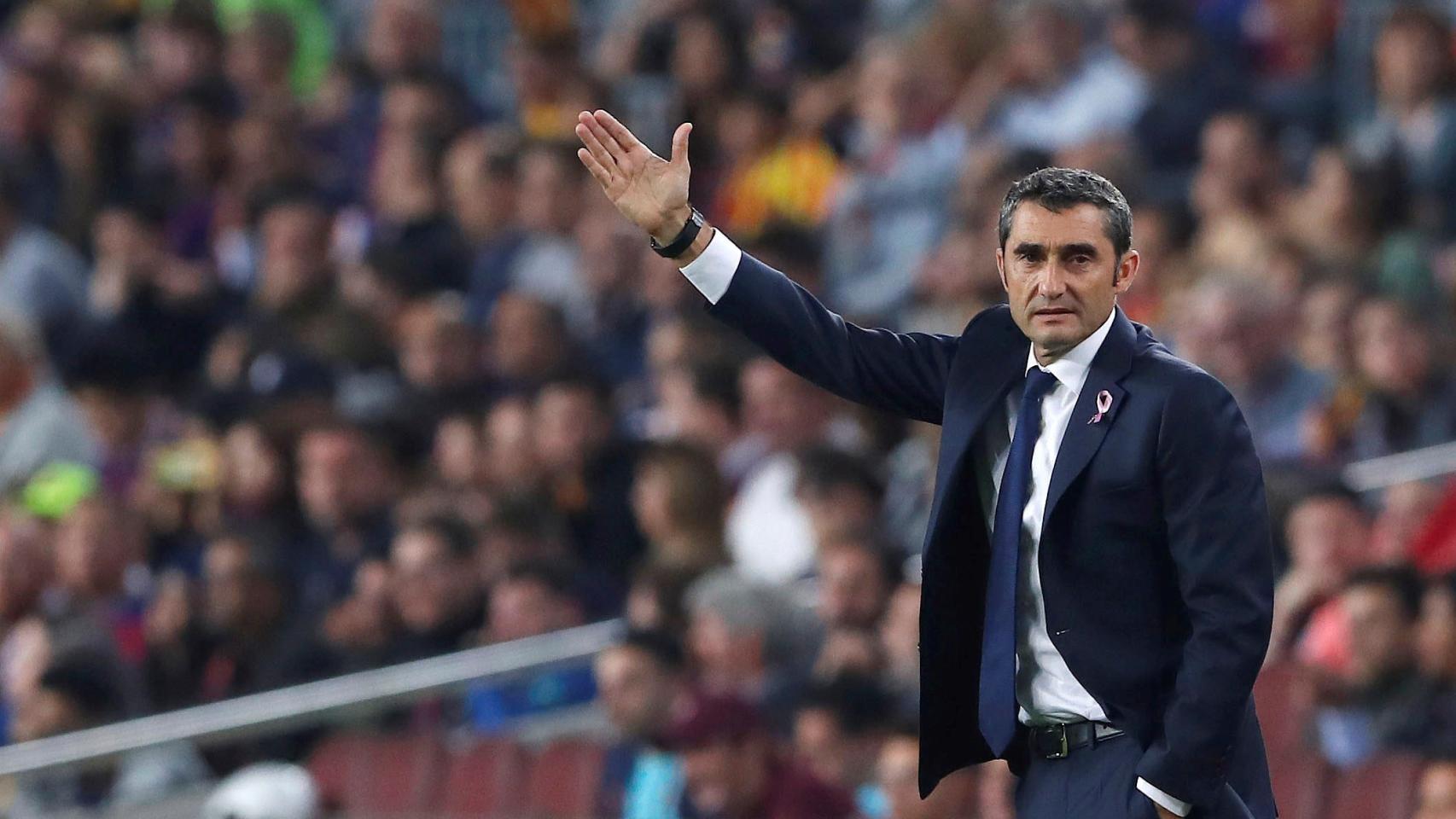 Ernesto Valverde da indicaciones desde la banda del Camp Nou