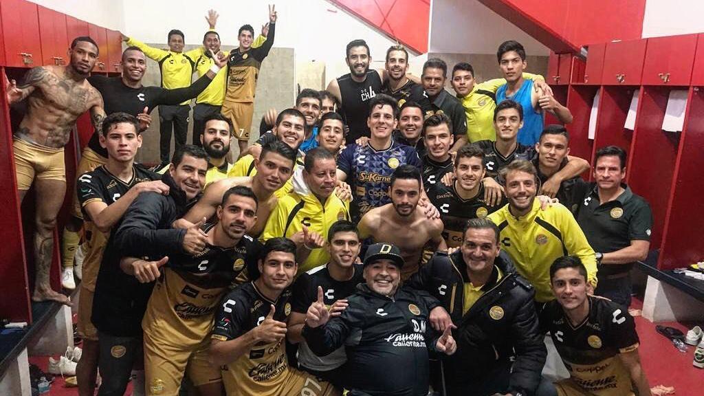 Los jugadores del Dorados de Sinaloa celebran, junto a su entrenador, Diego Armando Maradona, el triunfo. Foto: Twitter (@Dorados)