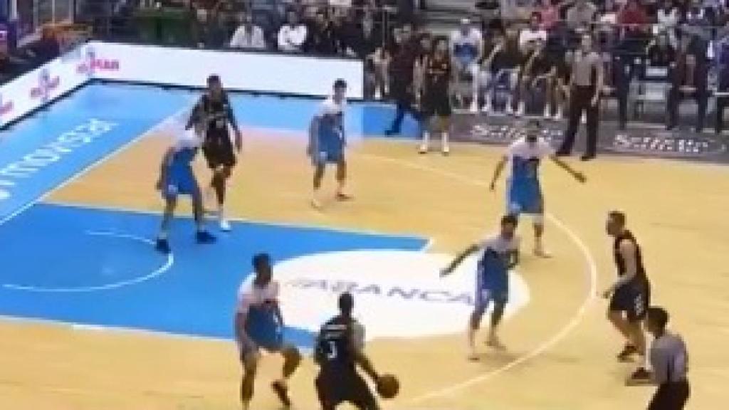 Randolph anotando un triple sobre la bocina