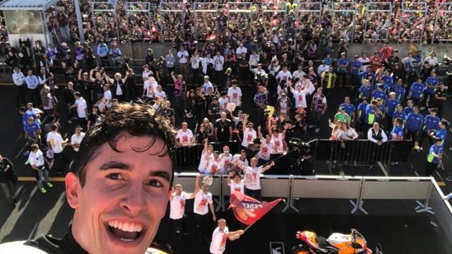 'Selfie' de Marc Márquez tras proclamarse campeón del mundo. Foto: Twitter (@MotoGP)