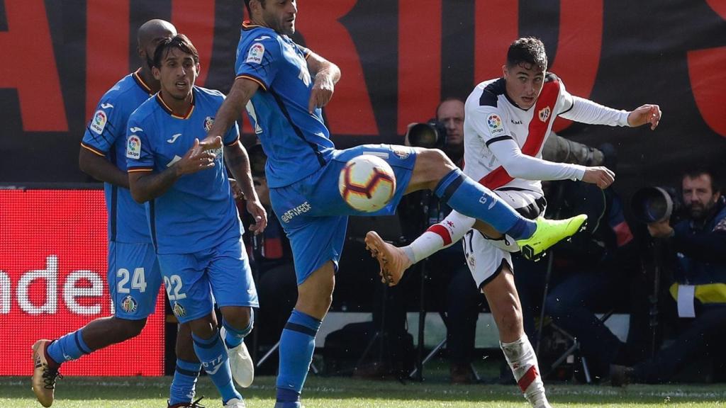 Comesaña intenta un centro en el Rayo Vallecano - Getafe