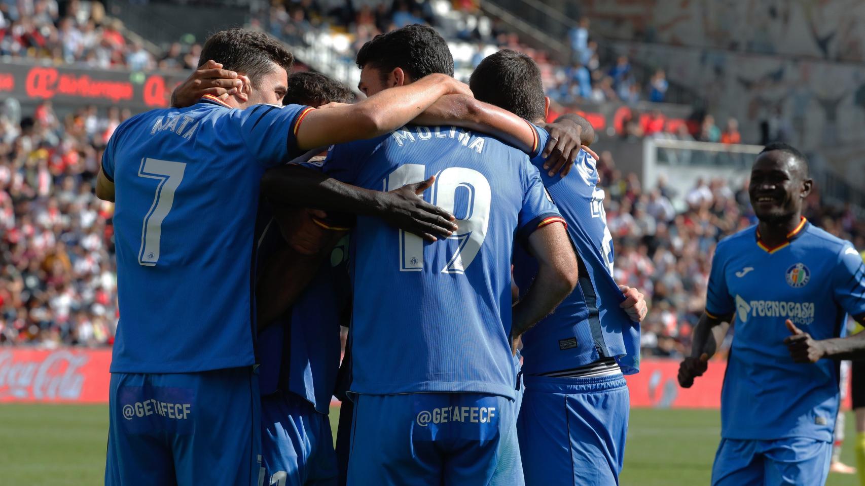 Los jugadores del Getafe celebran un gol ante el Rayo Vallecano