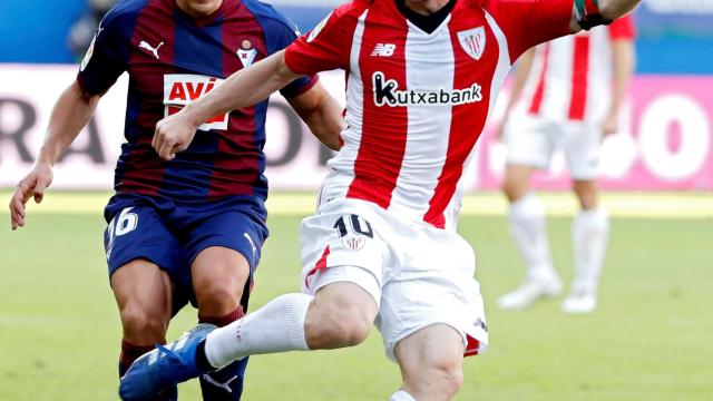 Iker Muniain y Pablo de Blassis luchan por un balón