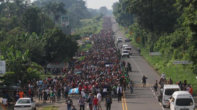 Migrantes hondureños caminan hacia Tapachula, paso obligado hacia la frontera con Estados Unidos.