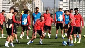 Los jugadores del Real Madrid realizan un rondo