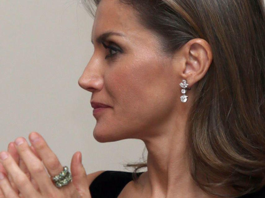 La reina Letizia con su misterioso anillo verde.